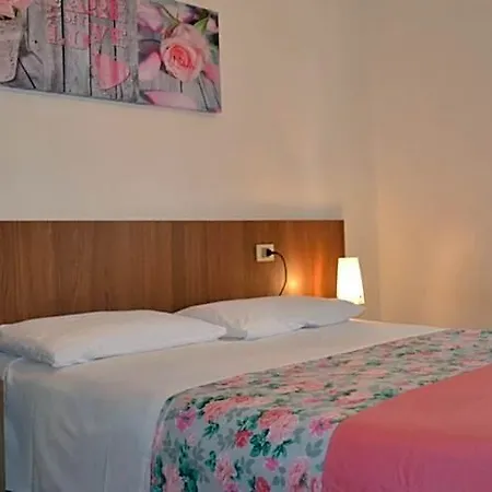 Otel Lovely Flat With Terrace By Beahost Bibione